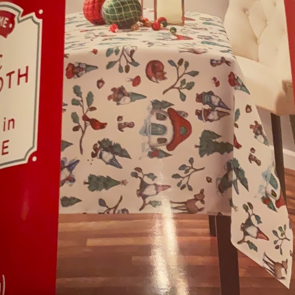 NWT fabric gnome  holiday tablecloth - Picture 2 of 2